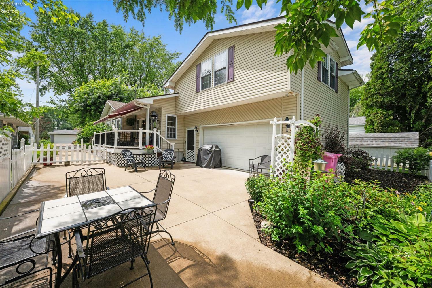 Property Photo: 2089 Willow Cove OH 43440