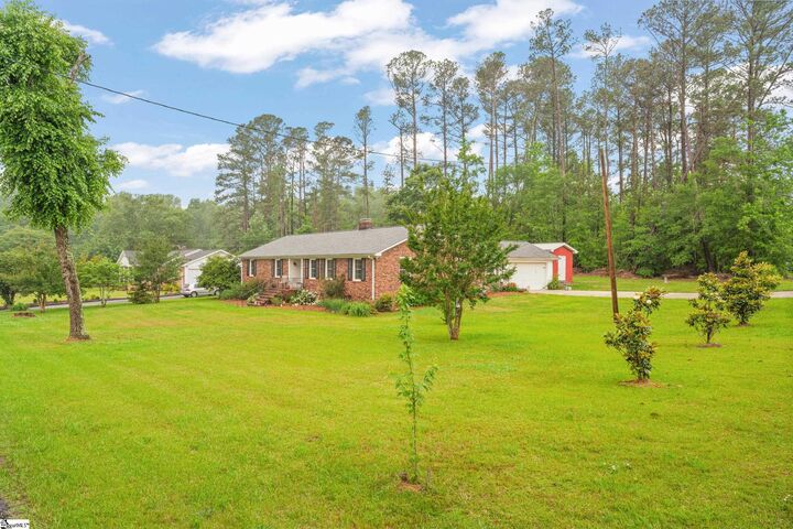 Property Photo: 302 Peach Valley Drive SC 29303