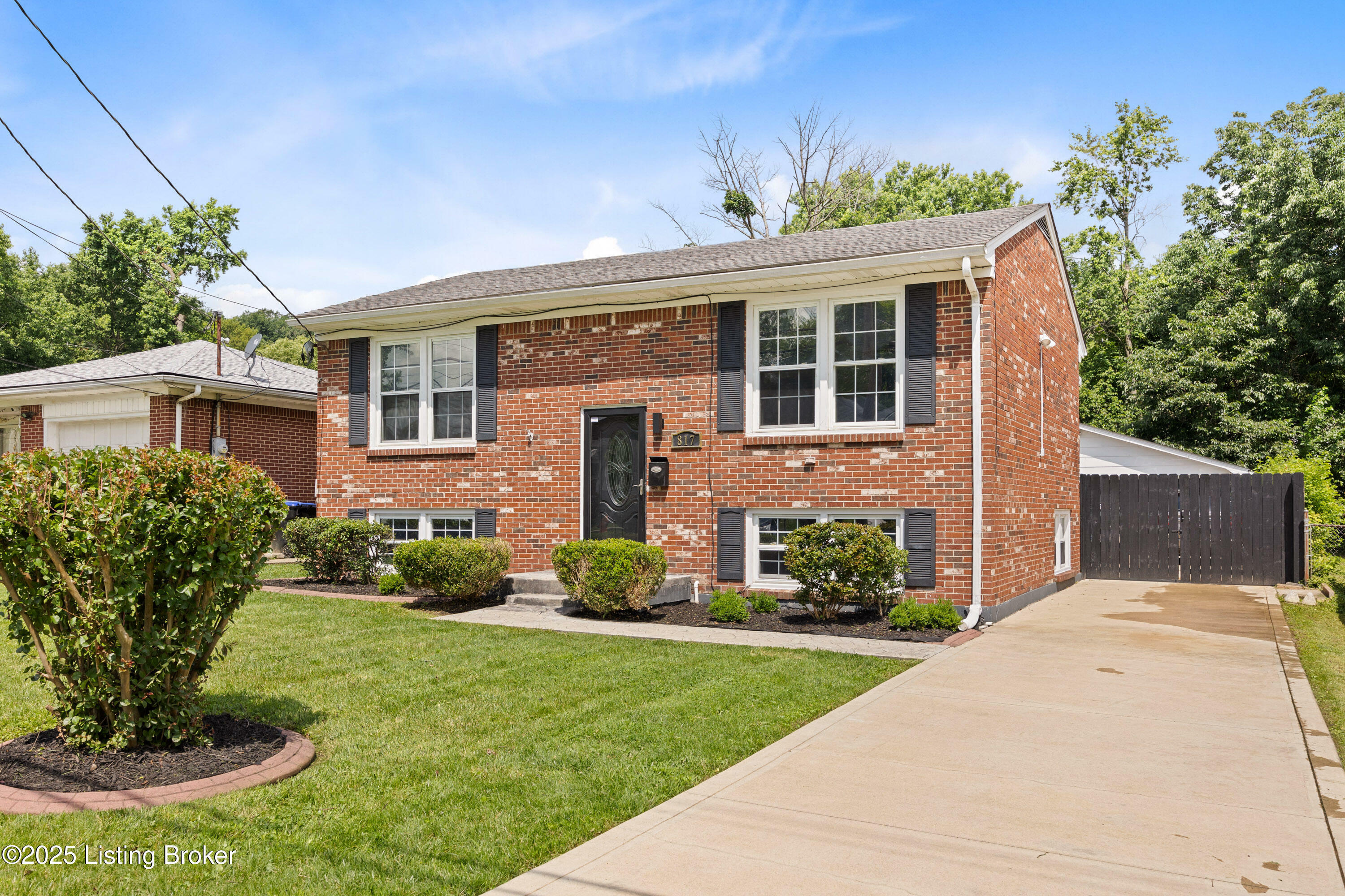 Property Photo: 817 Iroquois Ave KY 40214