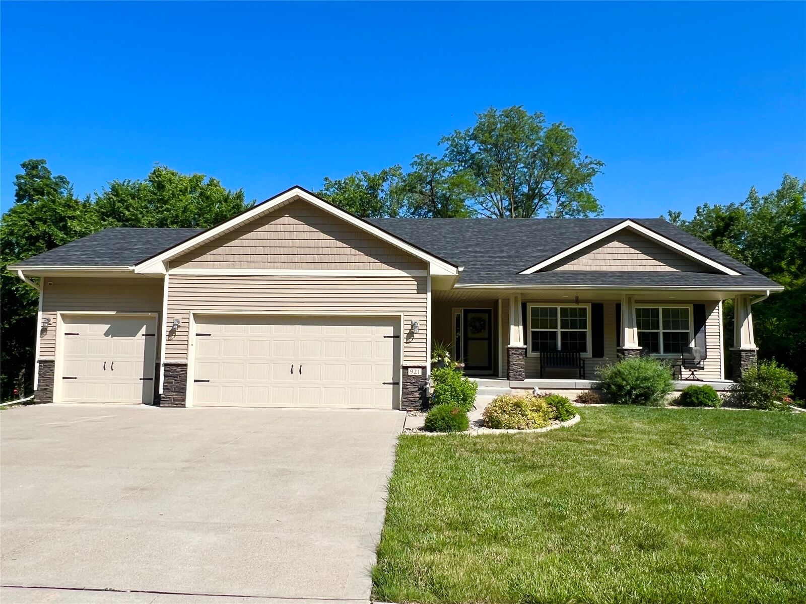 Property Photo:  921 W 22nd Street S  IA 50208 