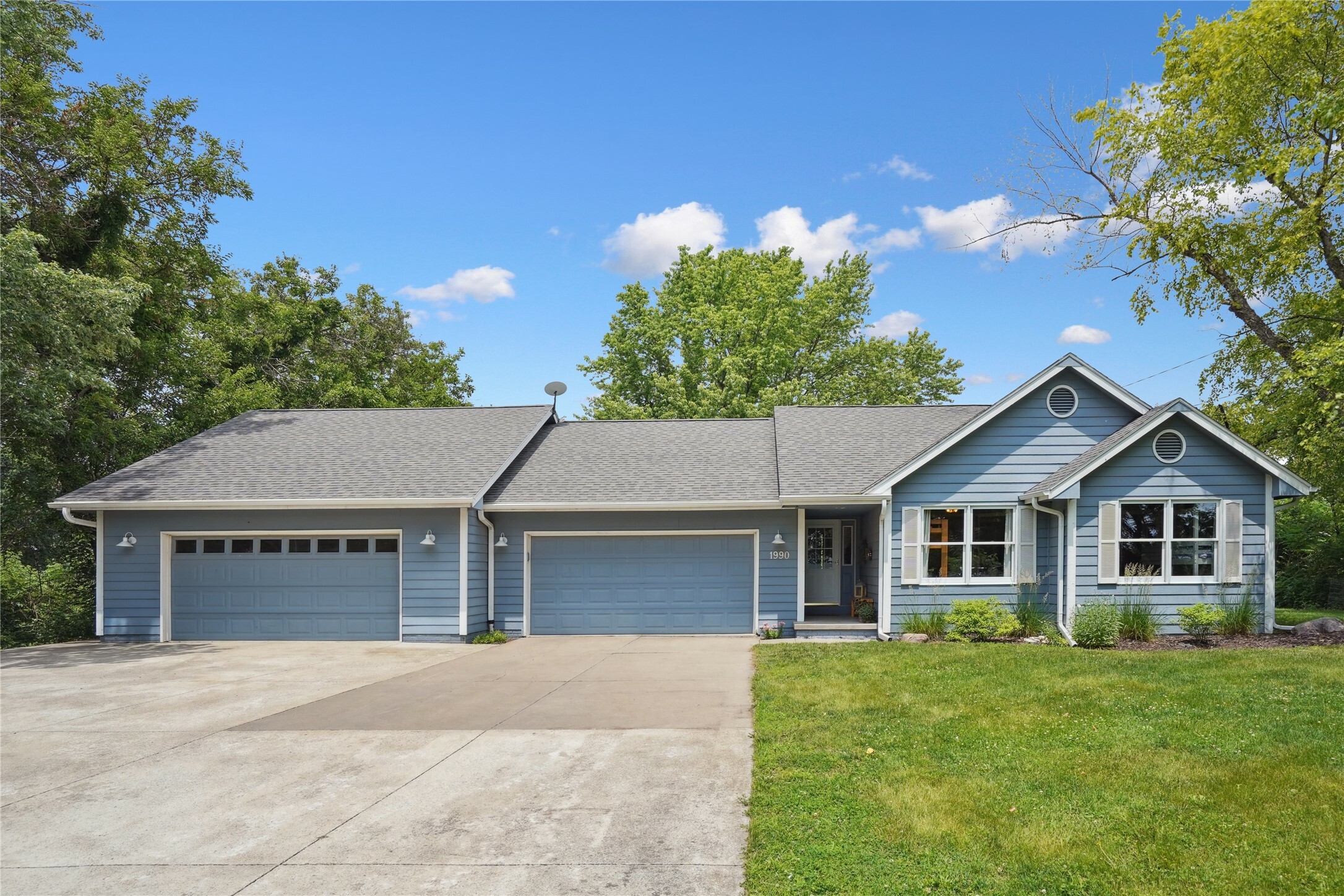 Property Photo: 1990 NE 76th Place IA 50021