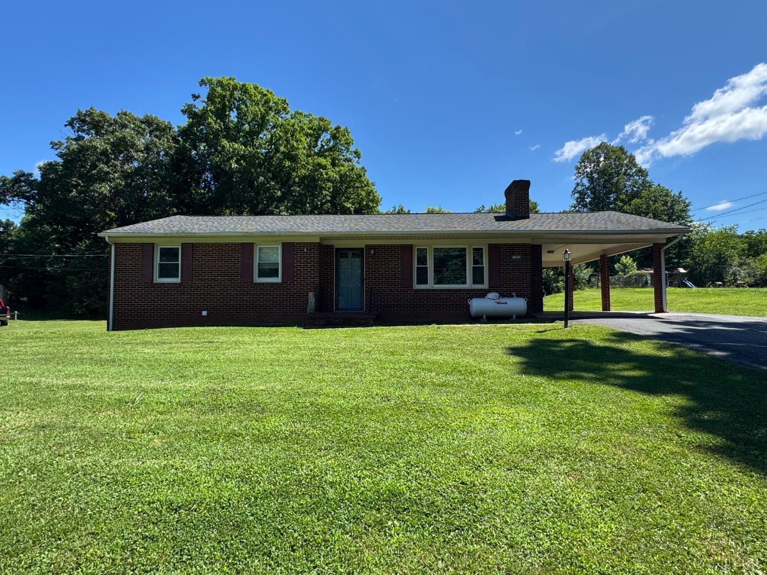 Property Photo: 888 Oakville Road VA 24522