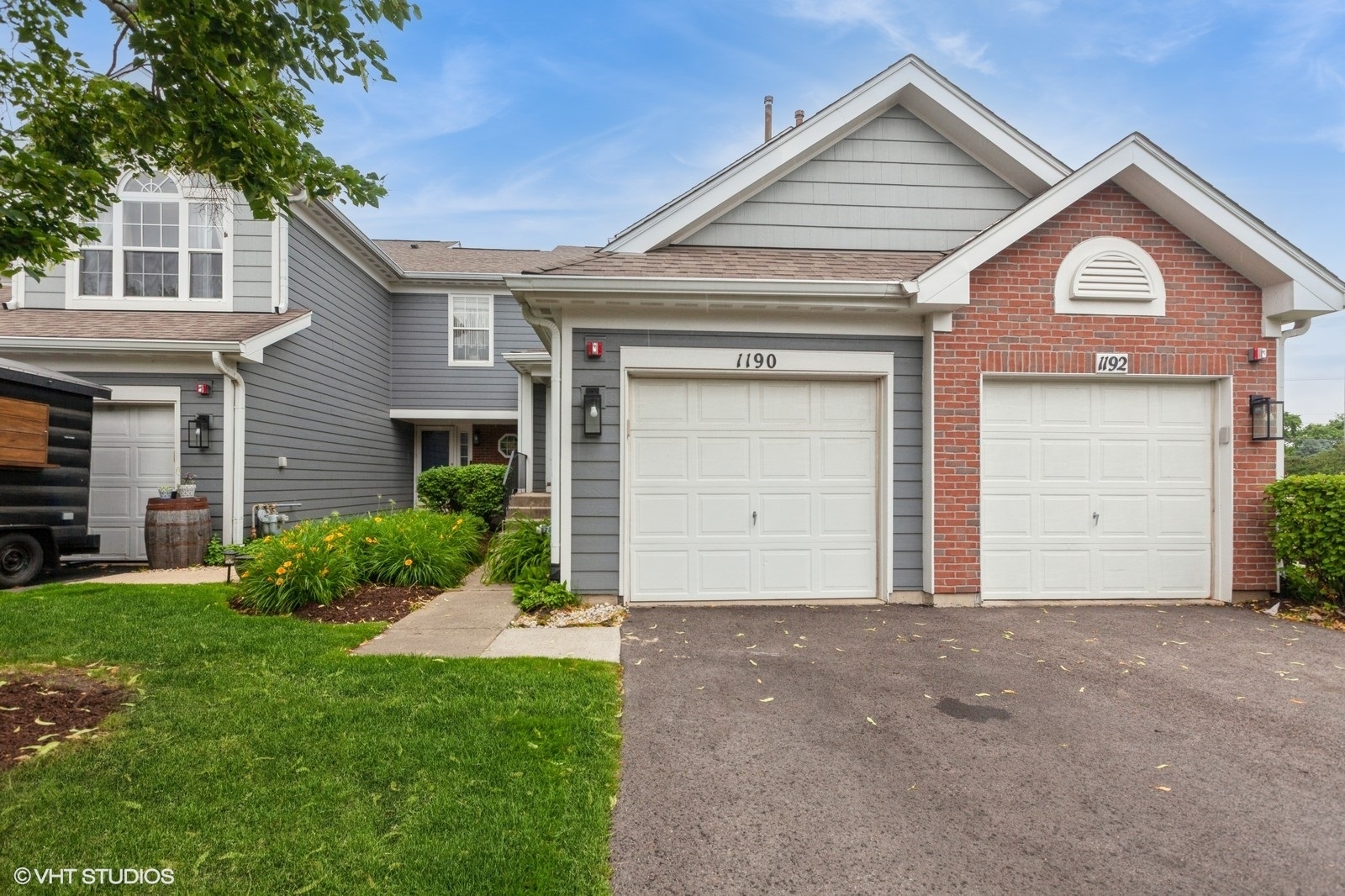 Property Photo: 1190 Harbor Court 1190 IL 60139