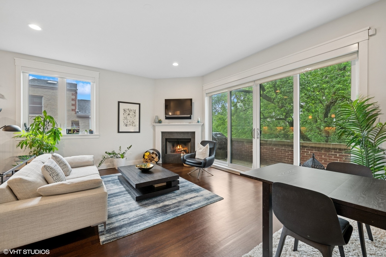 Property Photo: 639 W Briar Place 4W IL 60657
