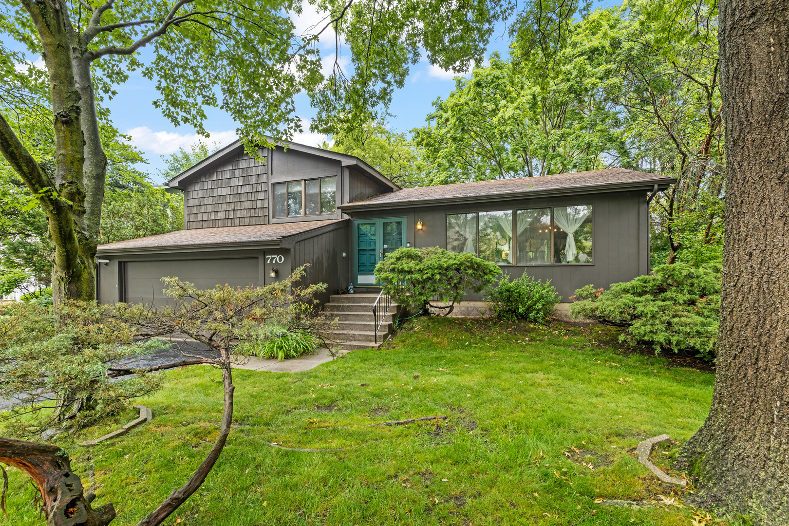 Property Photo: 770 Yosemite Trail IL 60172