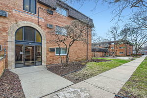 Property Photo:  18550 Torrence Avenue 25  IL 60438 