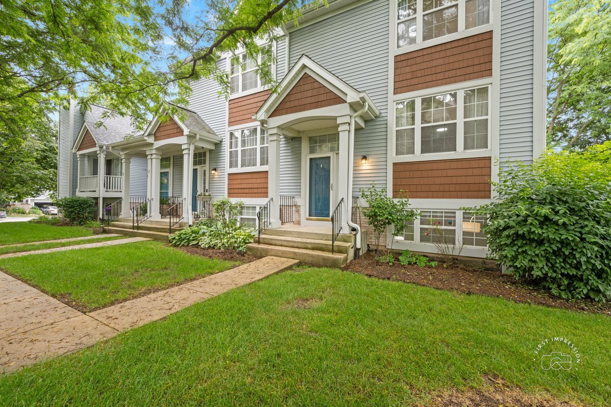 Property Photo: 1616 Orchard Court IL 60185