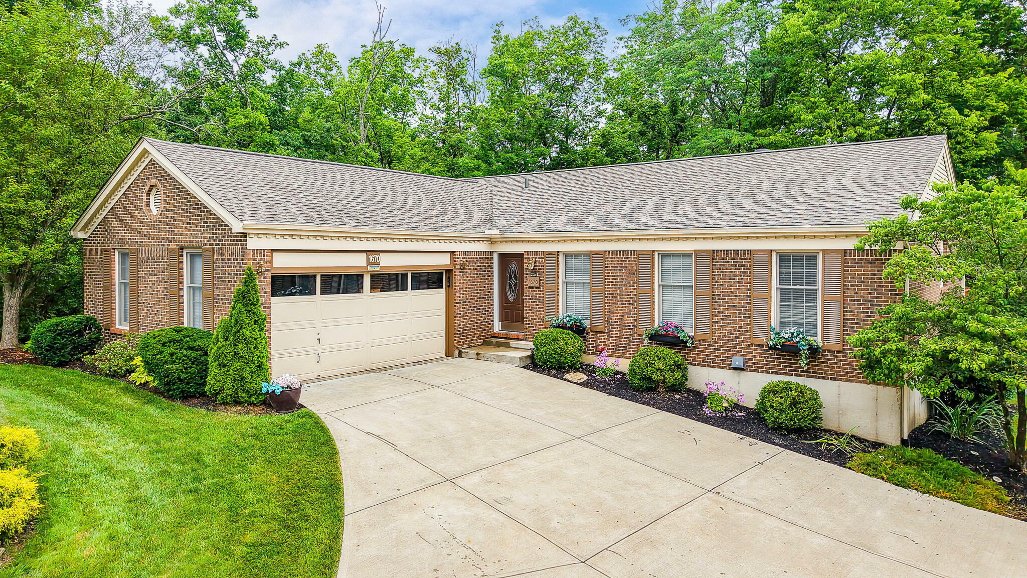 Property Photo: 1670 Brierwood Court KY 41042