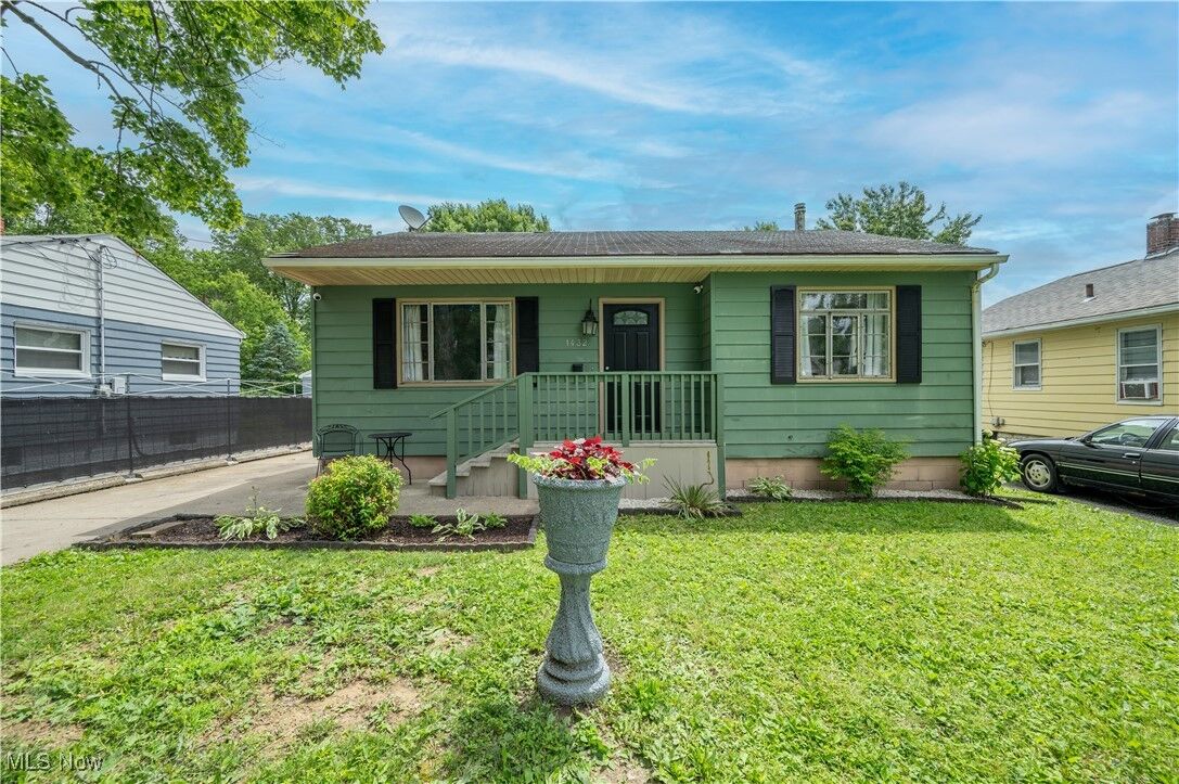 Property Photo:  1432 Maxwell Avenue NW  OH 44485 