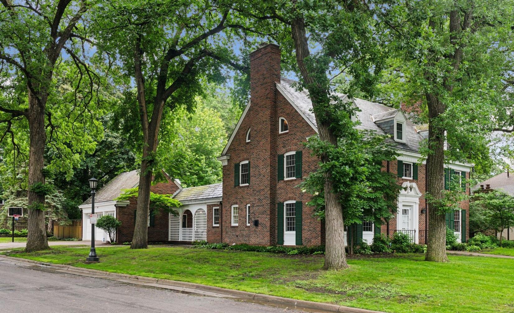 Property Photo:  196 Mississippi River Boulevard S  MN 55105 