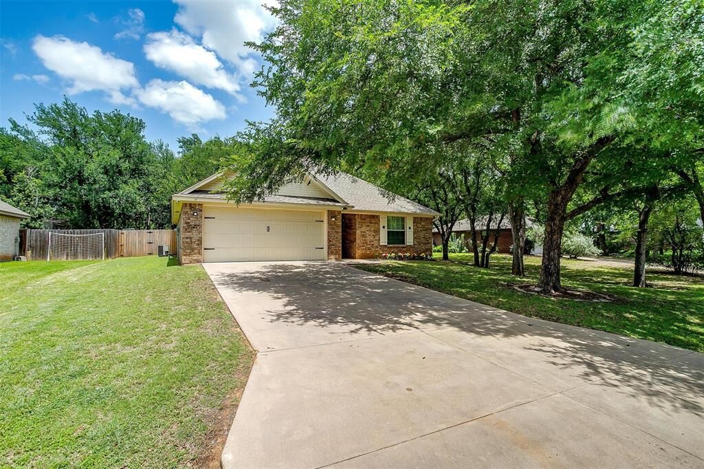 Property Photo: 1414 Cheyenne Trail TX 76048