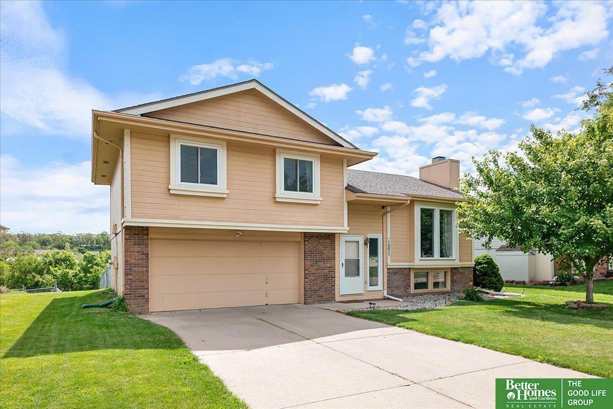 Property Photo: 10011 S 9 Circle NE 68123