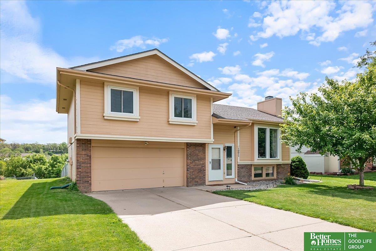 Property Photo: 10011 S 9 Circle NE 68123