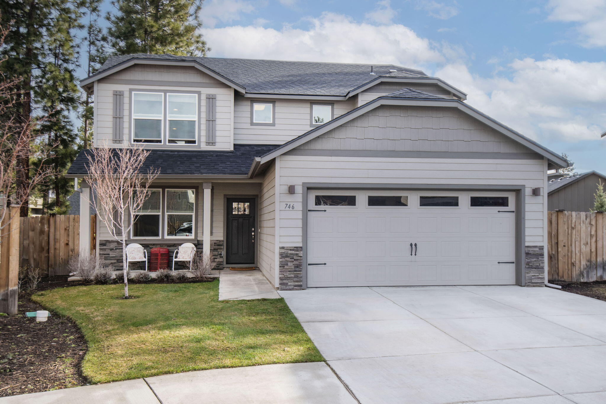 Property Photo: 746 N Roundhouse Court OR 97759