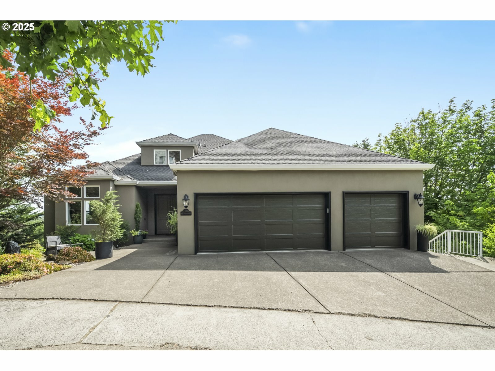 Property Photo: 7568 S Laview Dr OR 97219