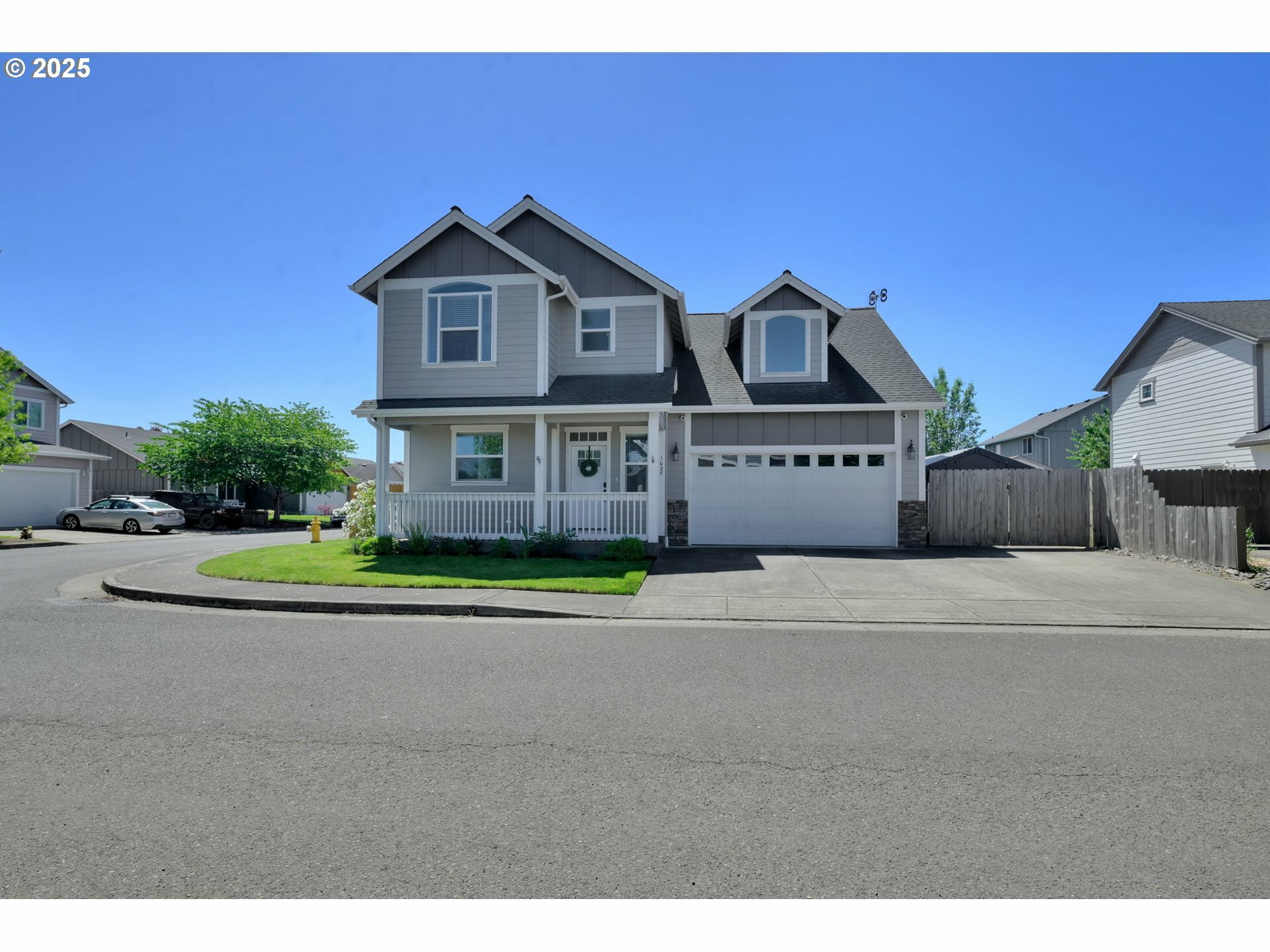 Property Photo: 1027 Turtledove Loop OR 97355
