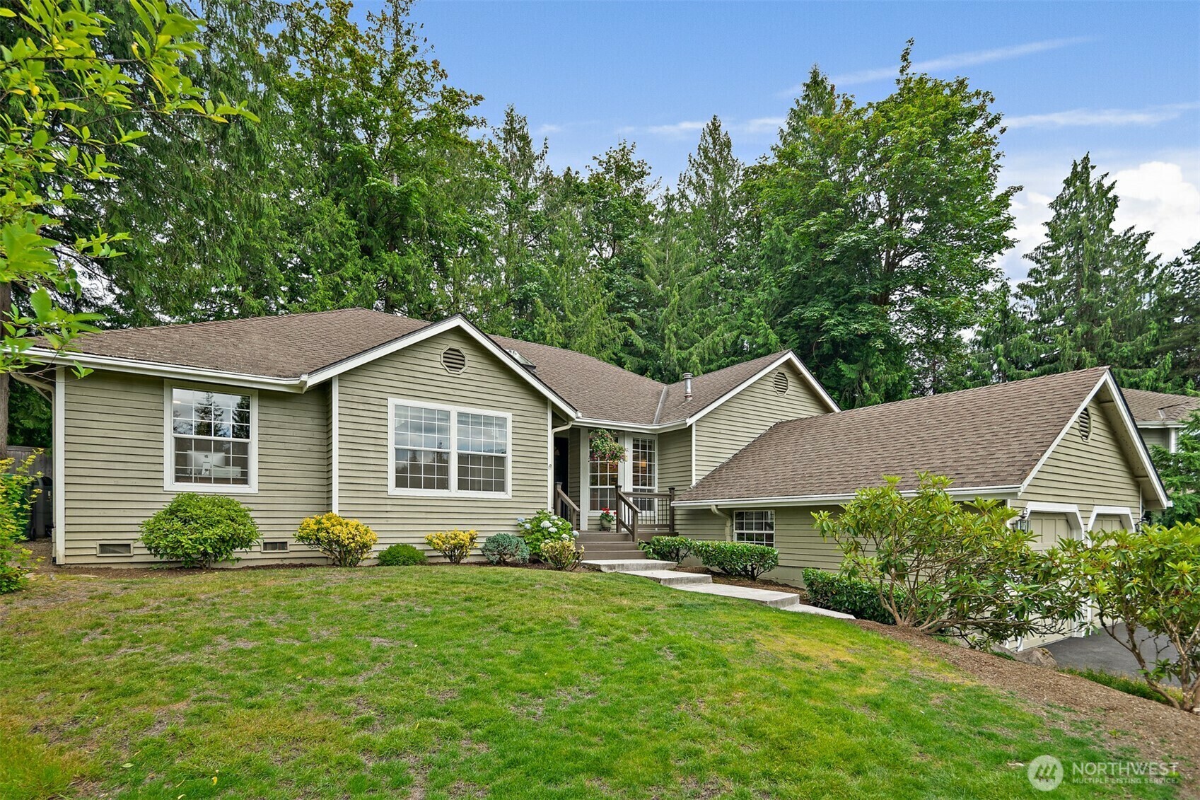Property Photo: 955 NW Honeywood Court WA 98027