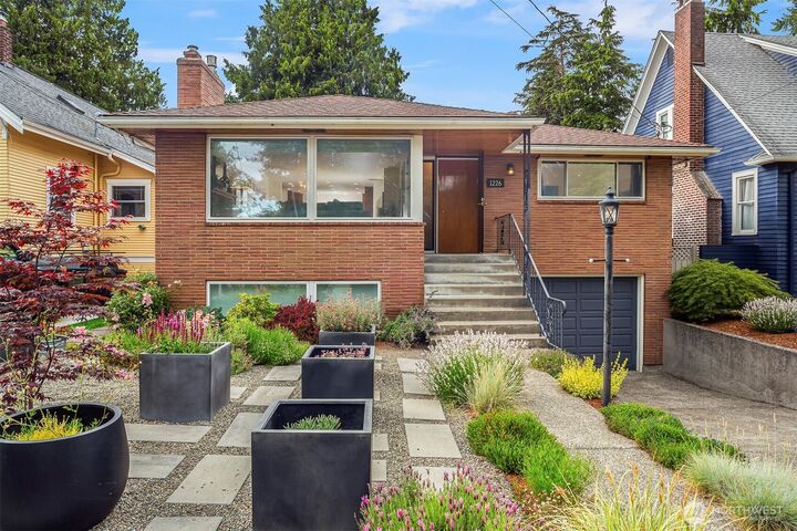 Property Photo:  1226 NE 89th St  WA 98115 