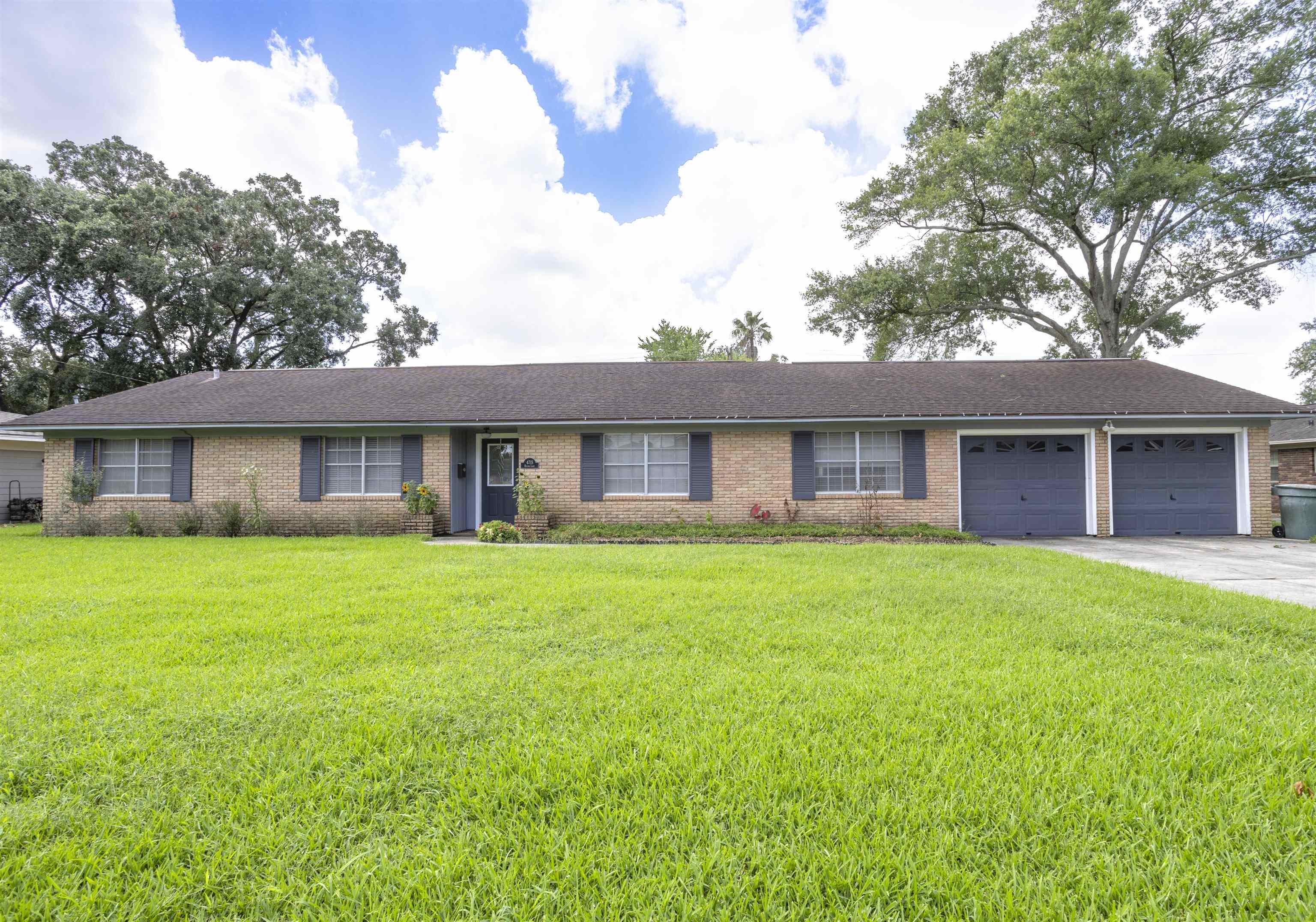 Property Photo: 4715 Regina TX 77706