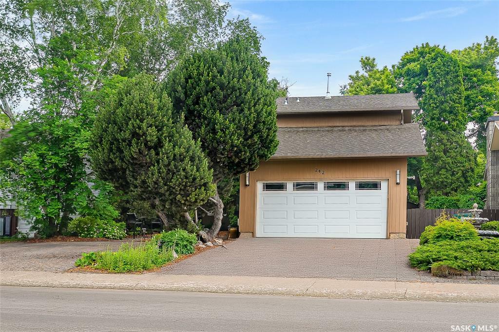 Property Photo: 242 Dore Crescent SK S7K 4X9