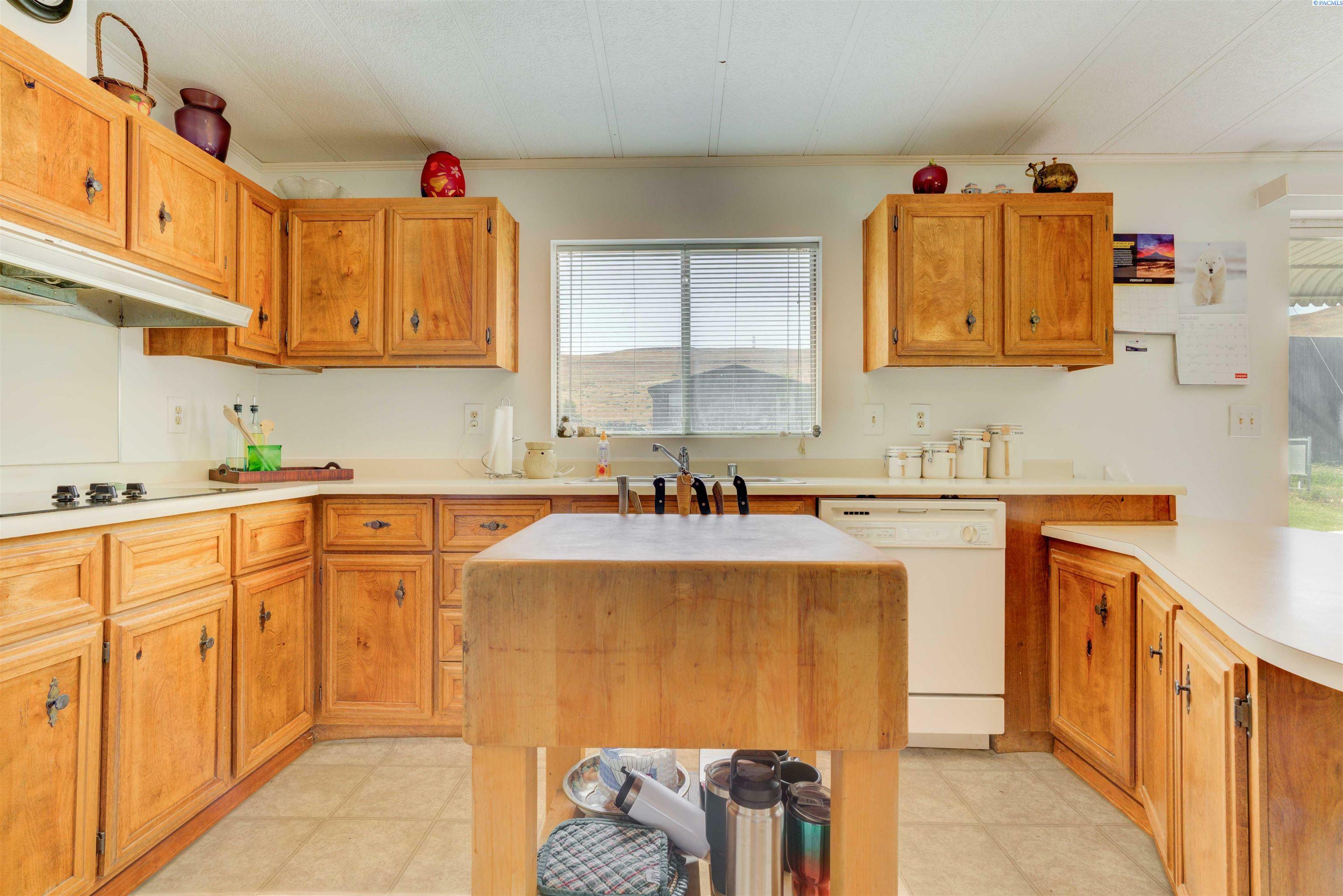 Property Photo: 75509 N SR 225 WA 99320