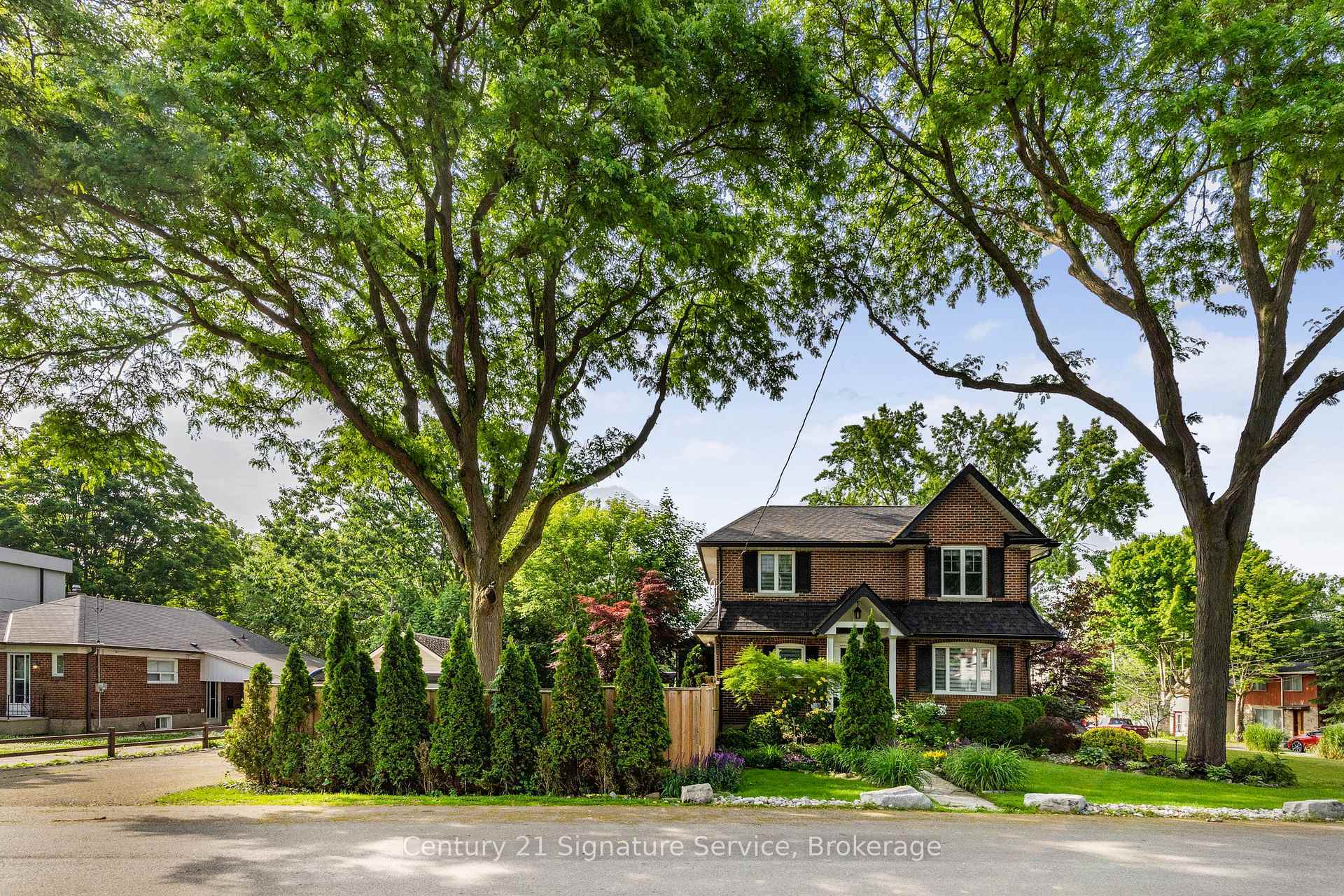 Photo de la propriété: 33 McIntosh Avenue ON M8Y 3E1