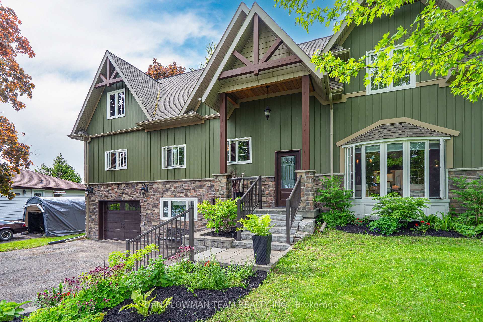 Property Photo: 28 Bradley Boulevard ON L0B 1J0