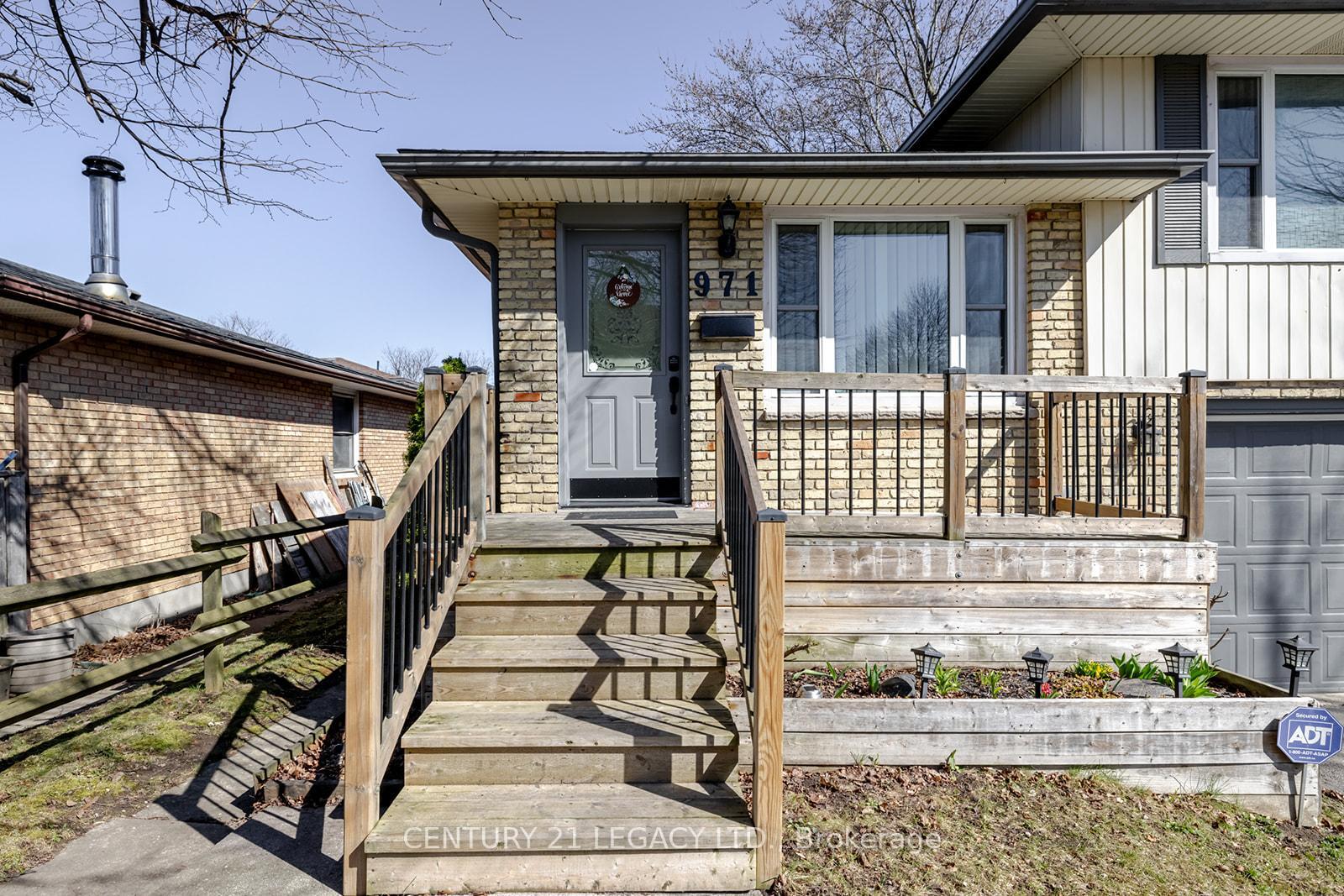 Property Photo: 971 Eagle Crescent ON N5Z 4K5