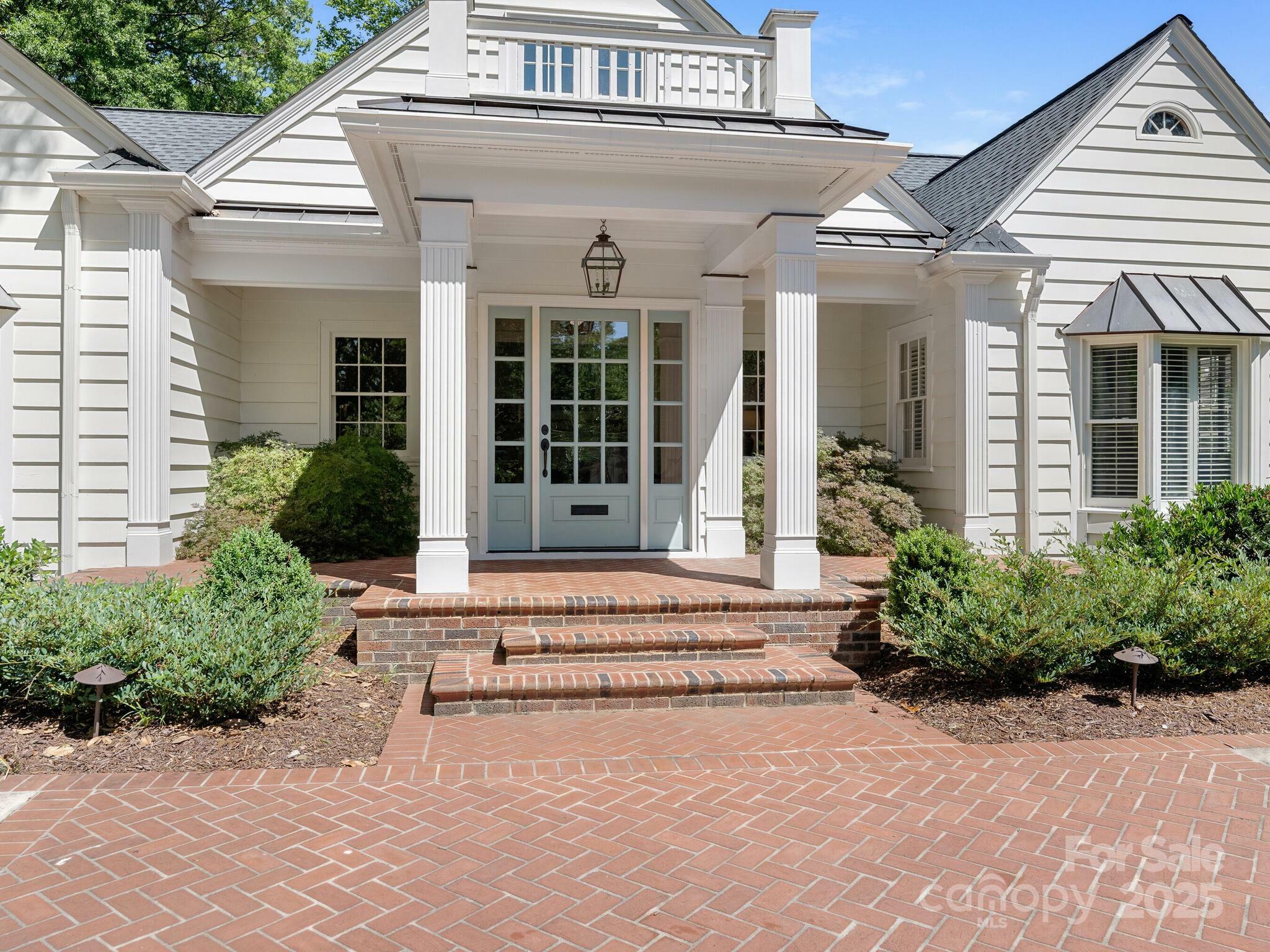 Property Photo: 2410 Vernon Drive NC 28211