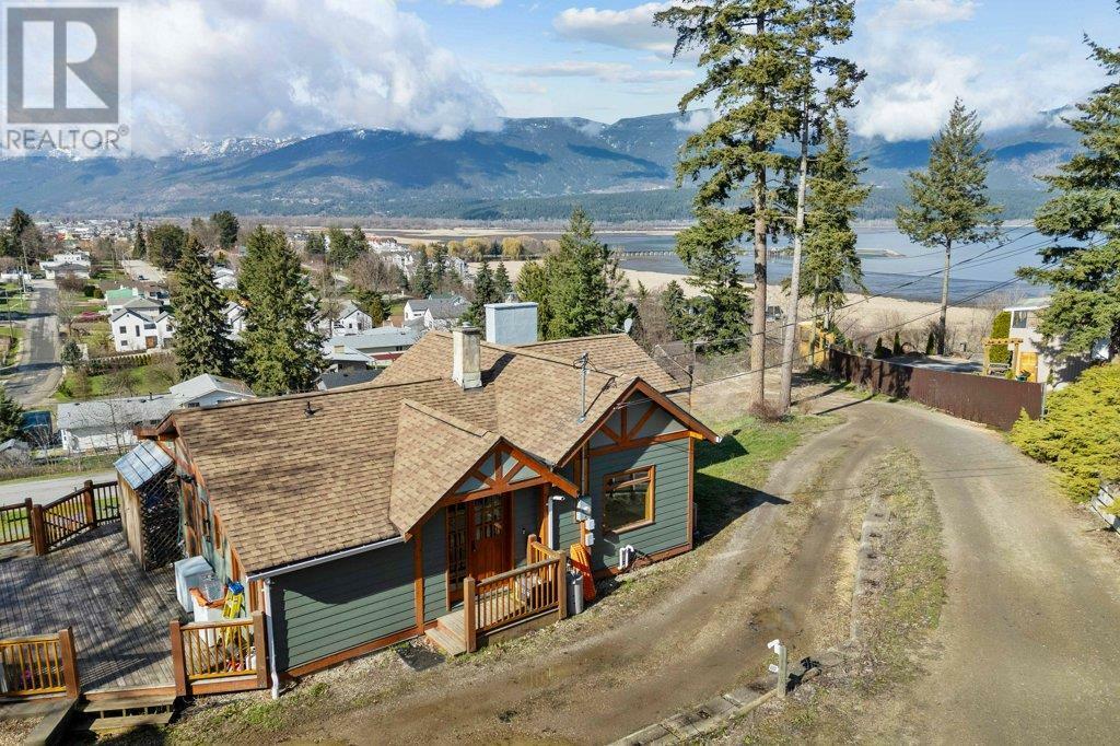 Photo de la propriété: 1321 10 Avenue Northeast BC V1E 2V6