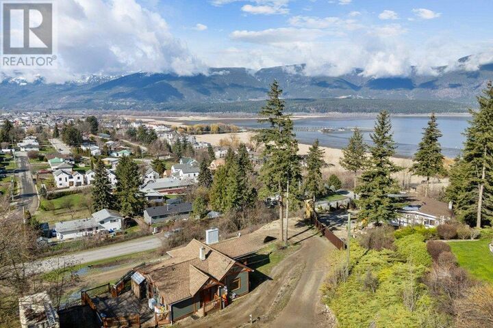 Photo de la propriété:  1321 10 Avenue Northeast  BC V1E 2V6 