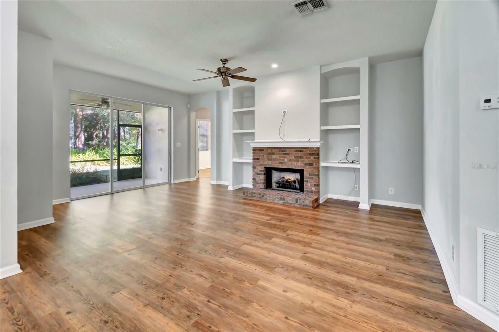 Property Photo: 107 Brookgreen Way FL 32724