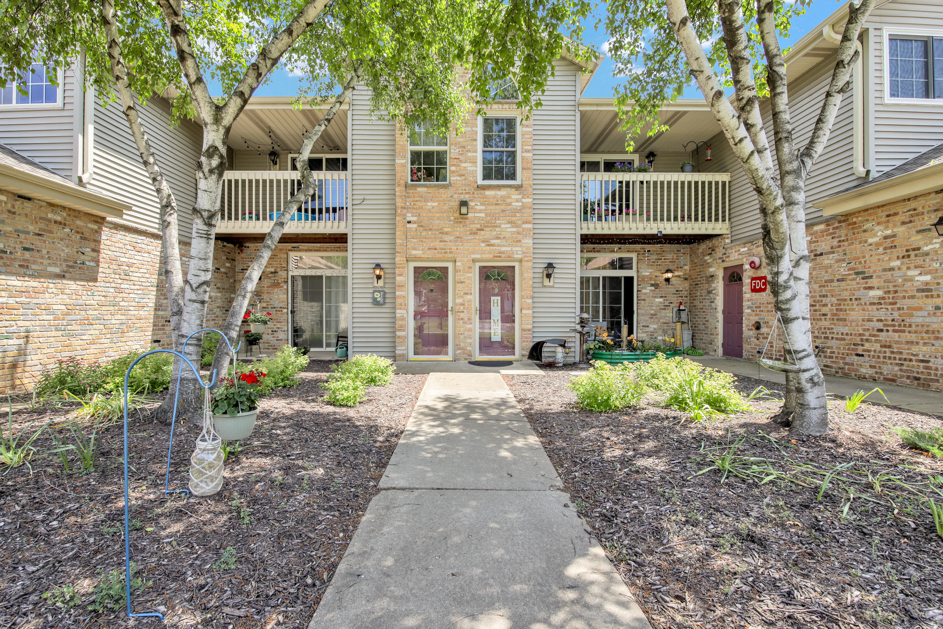 Property Photo: 210 W Oak Leaf Dr 2 WI 53154