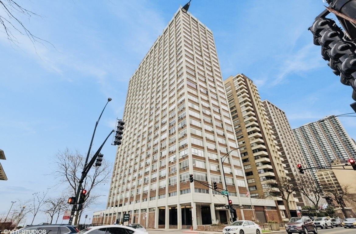 Property Photo: 6171 N Sheridan Road 2202 IL 60660