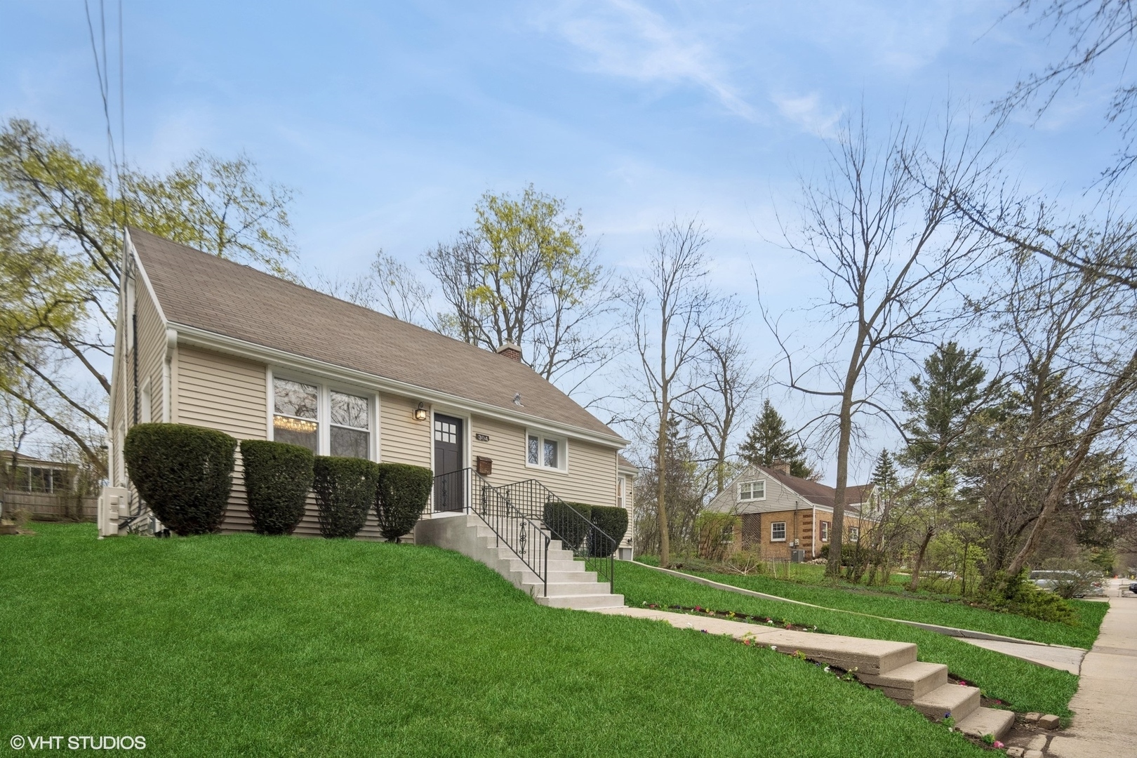 Property Photo: 304 Bryant Avenue IL 60137