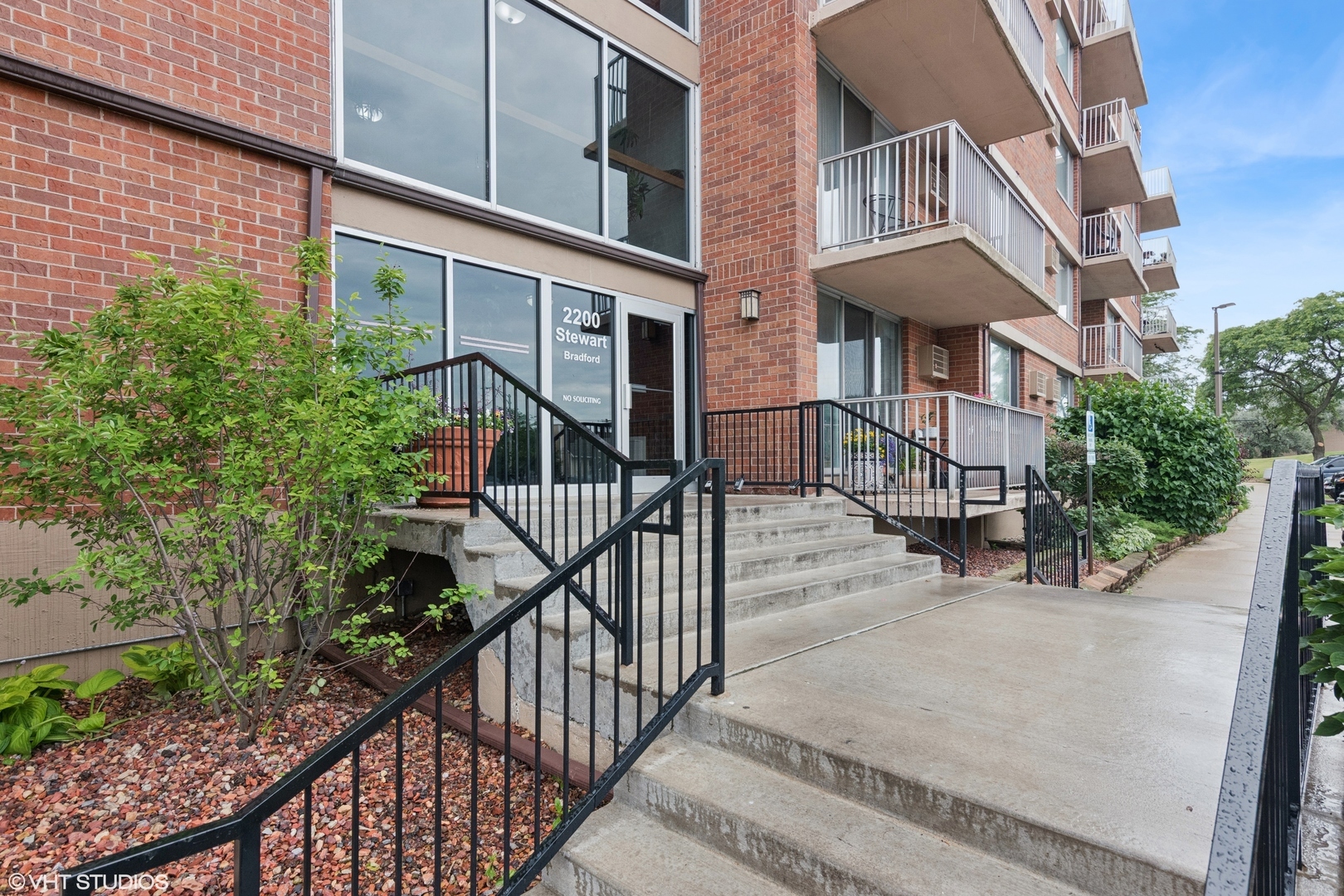 Property Photo: 2200 S Stewart Avenue 4A IL 60148