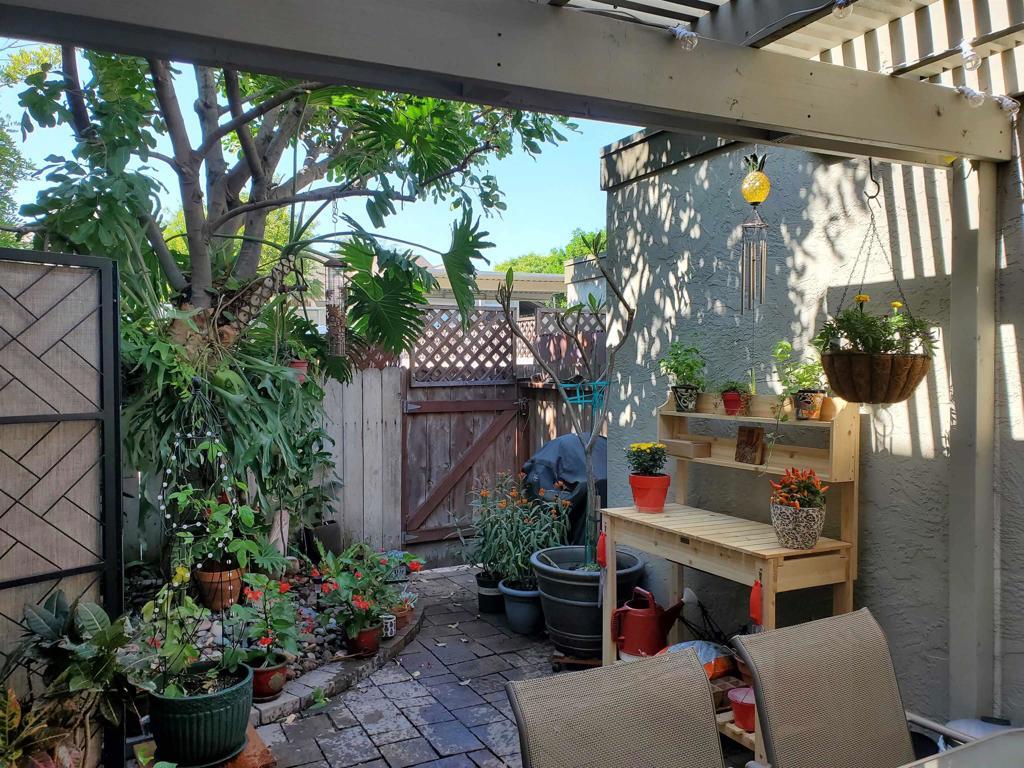 Property Photo:  