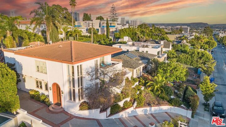 Property Photo:  905 Berkeley Street  CA 90403