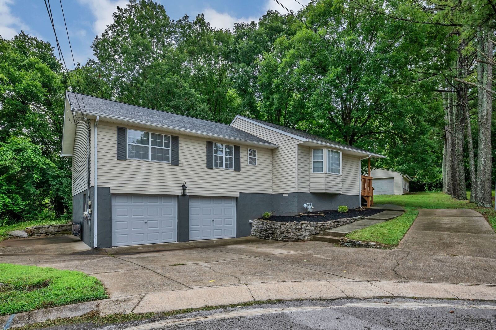 Property Photo: 2828 Airwood Dr TN 37214