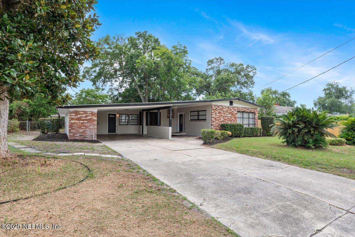 Property Photo: 5414 Playa Way FL 32211
