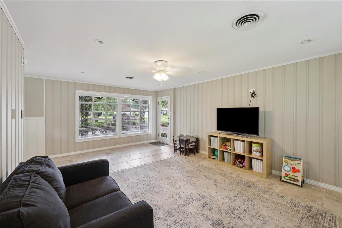 Property Photo: 1050 N 23rd TX 77706