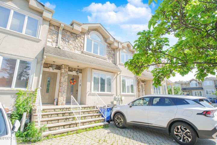 Property Photo:  46 Calvanico Lane  NY 10314 