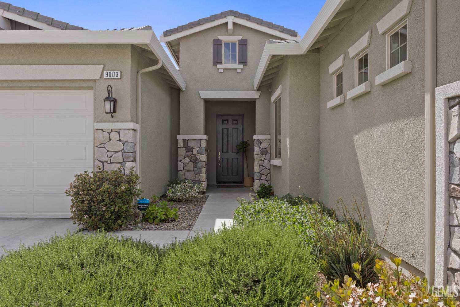 Property Photo: 9003 Del Palma Drive CA 93314