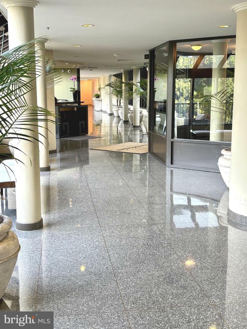 Property Photo: 1600 N Oak Street 1016 VA 22209