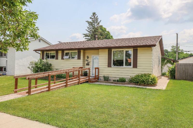 Property Photo: 58 Abbotsford Crescent MB R2M 2S5