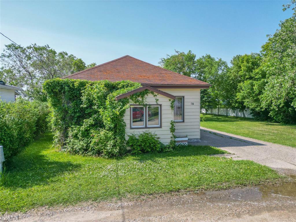 Property Photo: 10 Kendrick Street MB R0K 0W0