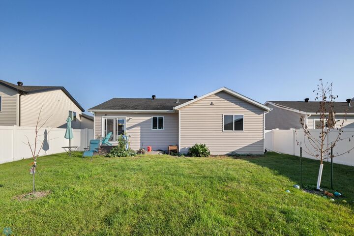 Property Photo:  959 29 Avenue W  ND 58078 