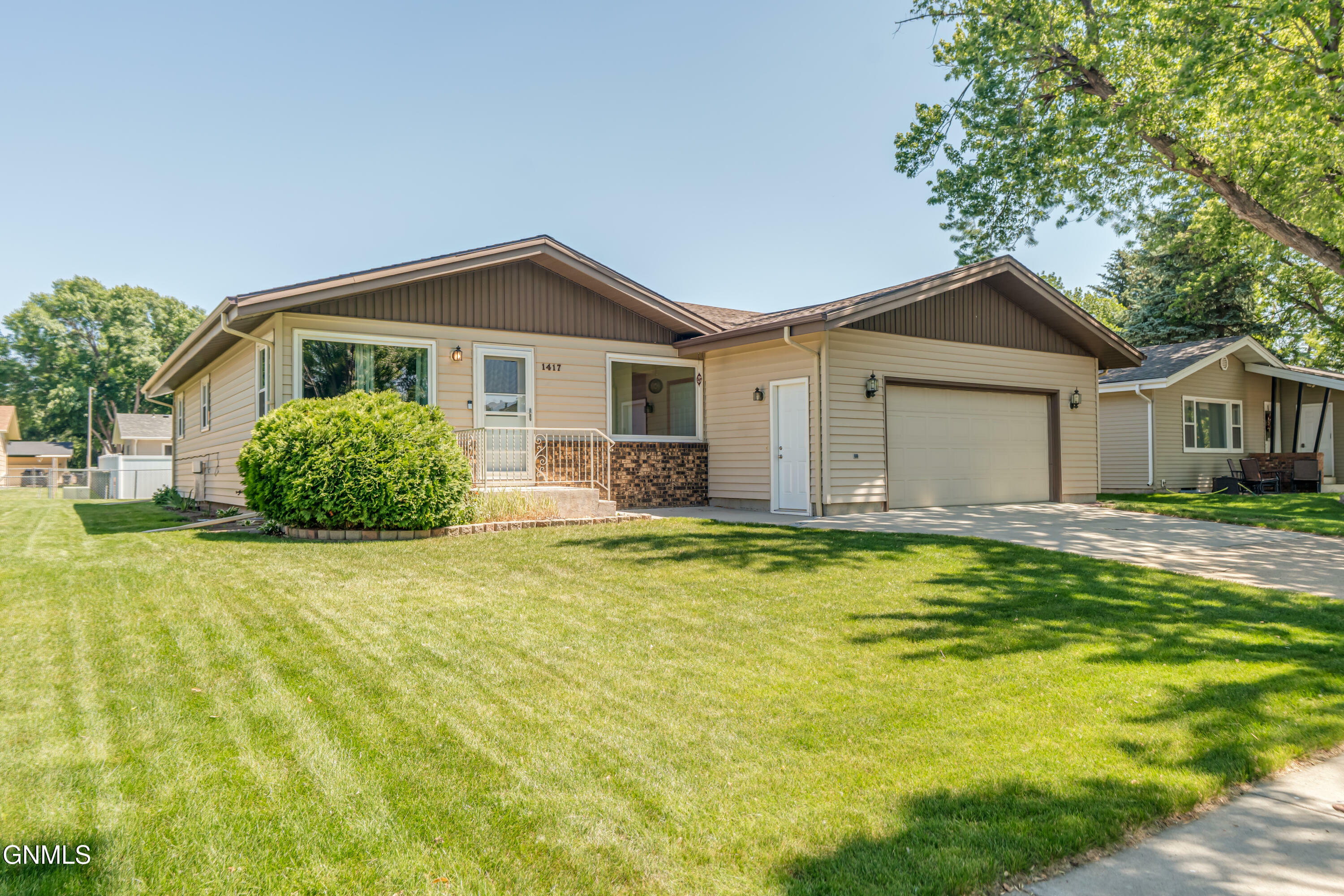 Property Photo:  1417 S 3rd Street  ND 58504 