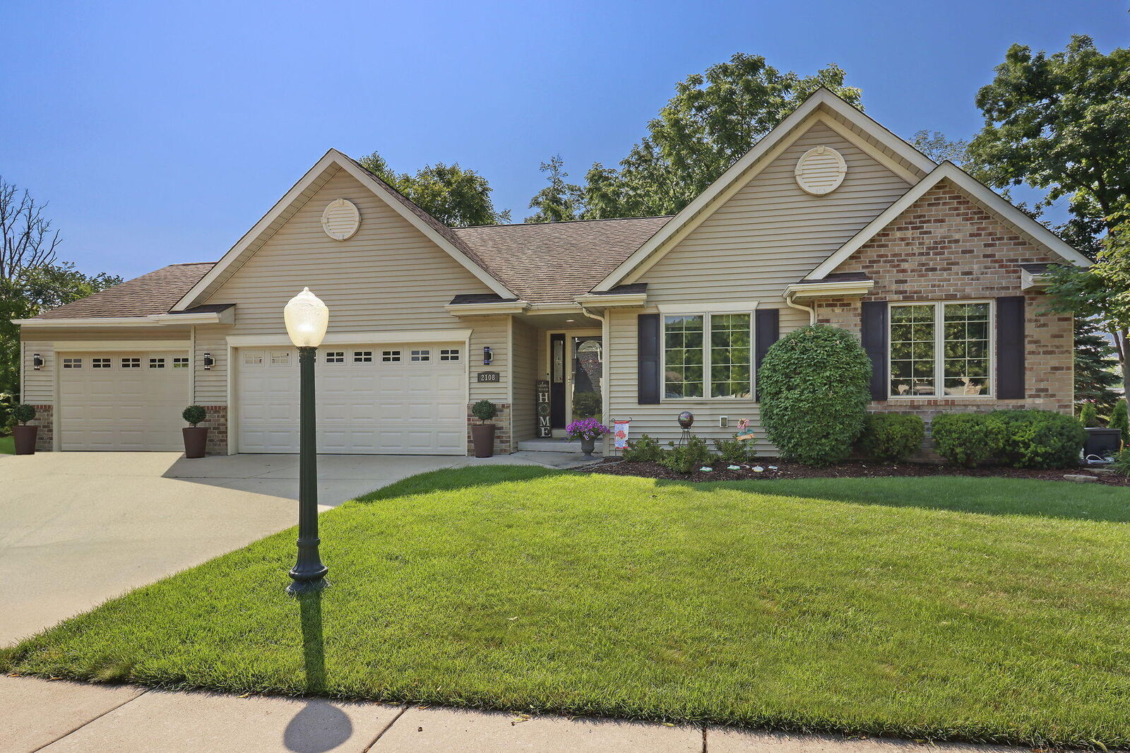 Property Photo:  2108 Ravenswood Rd  WI 53105 