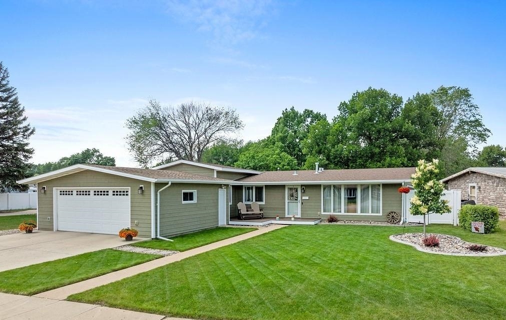 Property Photo: 120 25th St SW ND 58701